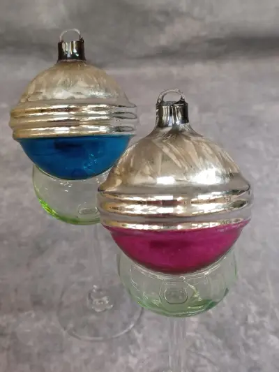 Exclusieve set van 2 vintage Ajeko glazen kerstballen met ijsbloemmotief – kavel bij De Kringwinkel, Gent