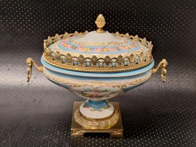 Klassieke Porseleinen Terrine / Bonbonnière met Bronzen Montuur - ACF (Décor de Paris) – kavel bij De Kringwinkel, Gent