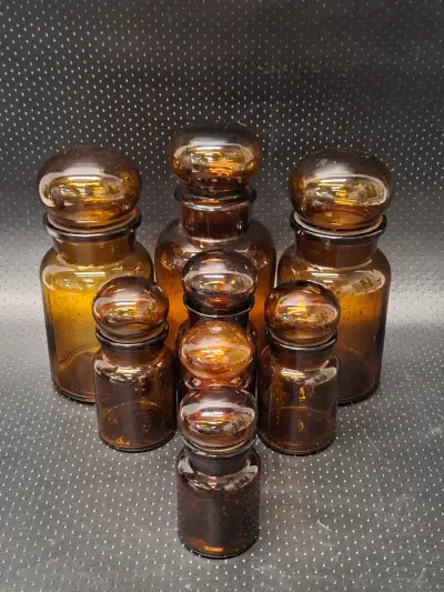 Set van 8 vintage Belgische apothekerspotten in bruin glas - Mid Century Modern – kavel bij De Kringwinkel, Gent