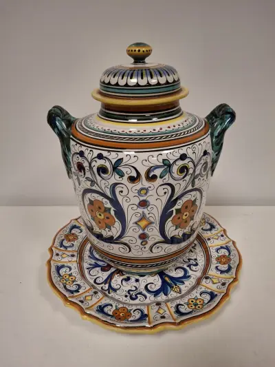 Keramische pot met deksel en bord van Mari C Deruta Italy – kavel bij De Kringwinkel, Ronse