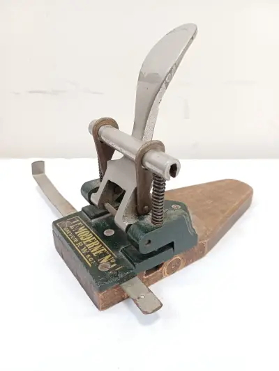 Antieke Franse Perforator "Le Moderne" N° 1 – kavel bij De Kringwinkel, Geraardsbergen