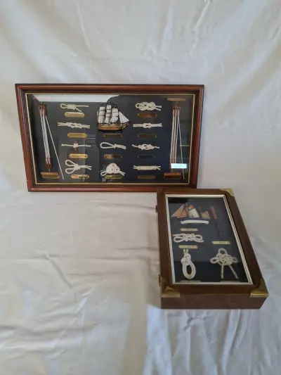 2 vintage maritieme knopenborden in vitrinelijst – kavel bij De Kringwinkel, Oudenaarde