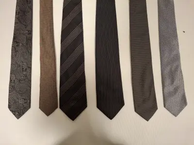 Set van 6 Hugo Boss herenstropdassen met diverse designs – kavel bij De Kringwinkel, Ronse