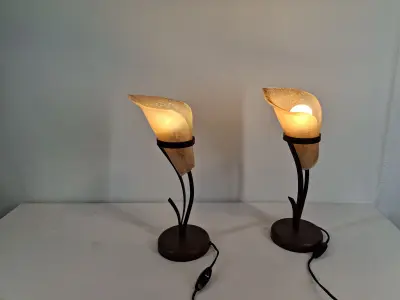 Set van 2 decoratieve tafellampen met amberkleurige glazen kappen – kavel bij De Kringwinkel, Geraardsbergen