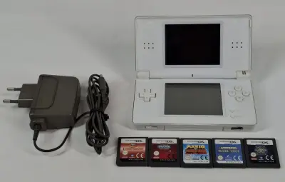 Nintendo DS Lite met 5 spellen en adapter – kavel bij De Kringwinkel, Geraardsbergen
