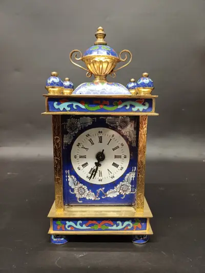 Decoratieve tafelklok in cloisonné-email – kavel bij De Kringwinkel, Ninove