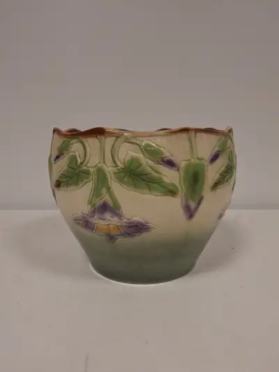Art Nouveau bloempot met bloemenmotief – kavel bij De Kringwinkel, Ronse