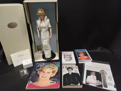Lady Diana - Travolta Dress pop + boeken en video’s – kavel bij De Kringwinkel, Ninove