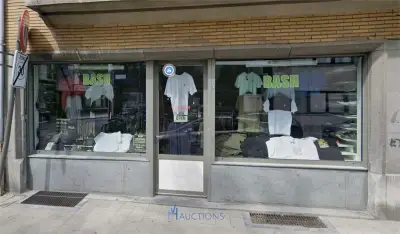 Wegens faillissement B.Y. - Partij schoenen en kledij te Antwerpen – veiling bij VH Auctions