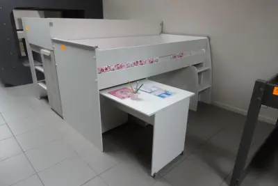 Halfhoogslaper Upside down met bureau – kavel bij Openbare Verkopen, Waregem
