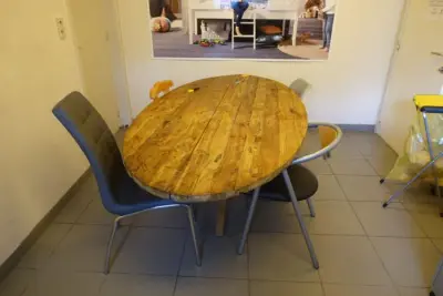 Tafel en 4 x diverse stoel – kavel bij Openbare Verkopen, Waregem