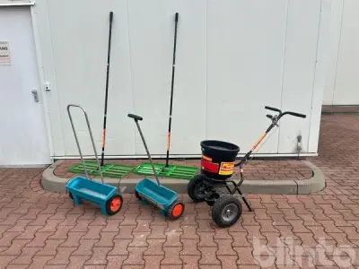 Rasenpflegegerätepaket (2x GARDENA Streuwagen, 2x Rasenrakel und Brinly Streuwagen) – kavel bij Blinto, Hamm