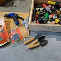Kist met ass. tuinslangaccessoires, handschoenen etc - circa – kavel bij BOPA Auctions, Aarsele
