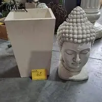 Witte bloempot en boedha hoofd in kunststof - 2 stuks – kavel bij BOPA Auctions, Aarsele