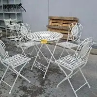 Vintage witte klassieke bistroset met 4 opvouwbare stoelen – kavel bij BOPA Auctions, Aarsele
