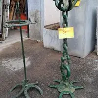 Vintage gietijzeren kandelaar met hoefijzervoet en rustieke – kavel bij BOPA Auctions, Aarsele