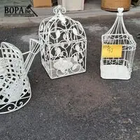 Vintage witte metalen vogelkooien en gieter – kavel bij BOPA Auctions, Aarsele