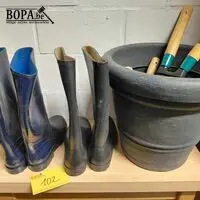 Plastiek bloempot, laarzen maat 39 en 40, divers handgereeds – kavel bij BOPA Auctions, Aarsele