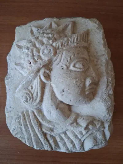 Decoratieve kalksteen sculptuur – kavel bij De Kringwinkel, Ieper