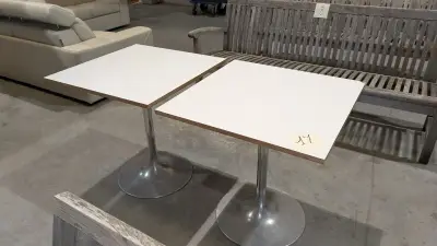 2 vierkante tafels van wit hout met roestvrijstalen middenpoot – kavel bij Auctionline, Anderlecht