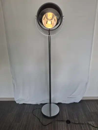 Zwarte vloerlamp in Space Age-stijl met bolvormige lampenkap – kavel bij De Kringwinkel, Geraardsbergen