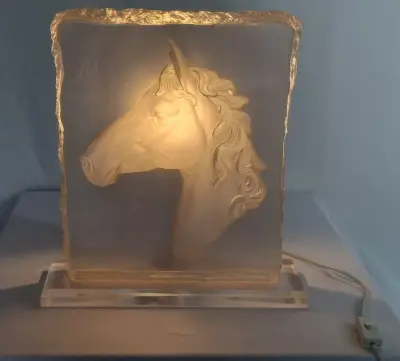 Decoratieve tafellamp met paardenhoofd in reliëf – kavel bij De Kringwinkel, Geraardsbergen