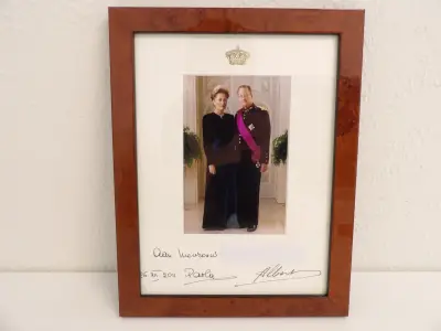 Gesigneerde foto in presentatiekader koning Albert II en koningin Paola – kavel bij De Kringwinkel, Leopoldsburg