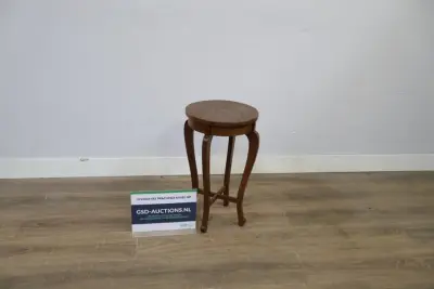 Ronde houten bijzettafel met sierlijke poten – kavel bij GSD Auctions, Zoeterwoude