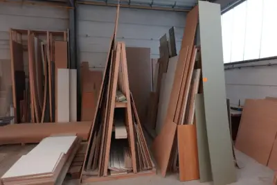 2x Houten bok + restpartij diverse houten platen – kavel bij Openbare Verkopen, Deerlijk