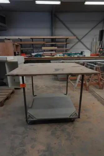 Verrijdbare metalen werktafel – kavel bij Openbare Verkopen, Deerlijk