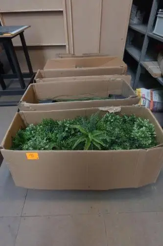Diverse partij valse bloemen en wandbekleding – kavel bij Openbare Verkopen, Deerlijk