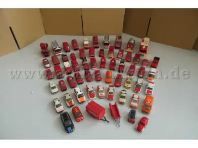 1 Konvolut aus 61 verschiedenen Feuerwehrfahrzeug Modellen, 1:87 – kavel bij Zoll-Auktion, Halle (Saale)