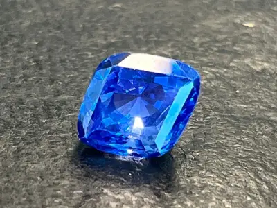 Saffier - 8.86 carat natuurlijke saffier (gecertificeerd) – kavel bij Onlineveilingmeester