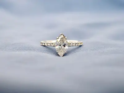 Witgouden solitaire ring met een marquise diamant van 1.00 carat met hidden Halo – kavel bij Onlineveilingmeester