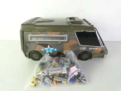 Galoob Micro Machines speelset met voertuigen en militaire basis – kavel bij De Kringwinkel, Heverlee