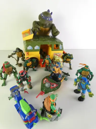 Teenage Mutant Ninja Turtles speelgoedset met bus en figuren – kavel bij De Kringwinkel, Heverlee