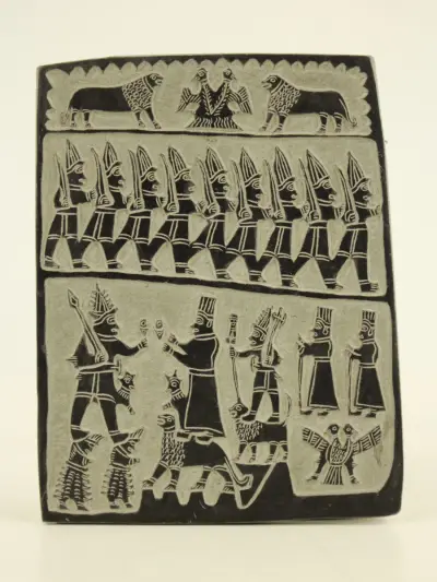 Decoratieve stenen reliëfplaquette in Mesopotamische/Sumerische stijl – kavel bij De Kringwinkel, Antwerpen