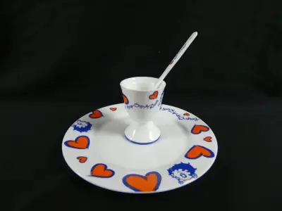 Betty Boop eierdop met bord en lepeltje van fine bone china – kavel bij De Kringwinkel, Diest