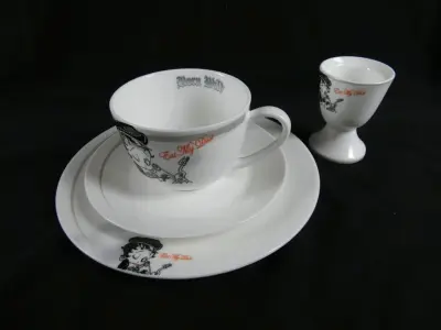 Set fijn porselein met Betty Boop motief – kavel bij De Kringwinkel, Diest