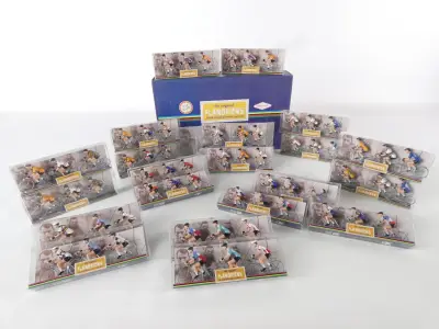 Set van metalen wielrenners Flandriens in displaybox – kavel bij De Kringwinkel, Heverlee