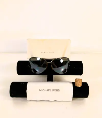 Michael Kors Stella M2052S zonnebril en pavé ring – kavel bij De Kringwinkel, Turnhout