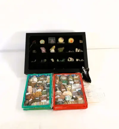 Verzameling mineralen en kristallen met drie presentatiedozen en rookkwarts – kavel bij De Kringwinkel, Turnhout