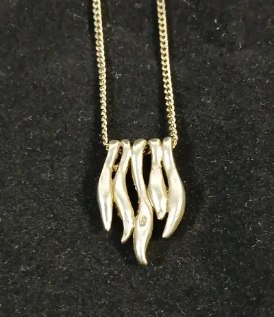 Zilveren ketting met abstracte hanger en zirkonia's – kavel bij De Kringwinkel, Turnhout