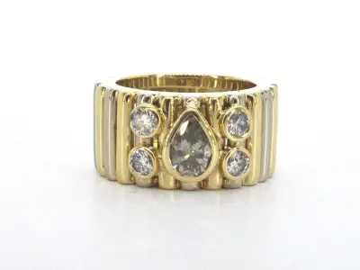 Brede gouden ring met een natuurlijke cognac gekleurde druppel vorm diamant en briljant geslepen diamanten – kavel bij Onlineveilingmeester