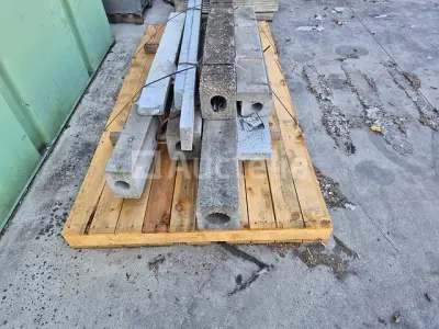 Betonnen latei – kavel bij Auctelia, Bergen