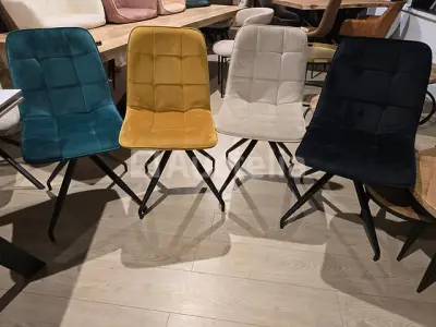 Nieuwe stoel in set bestaande uit 1 gele stoel 1 groene stoel 1 beige stoel 1 zwarte stoel – kavel bij Auctelia, Meix-devant-Virton