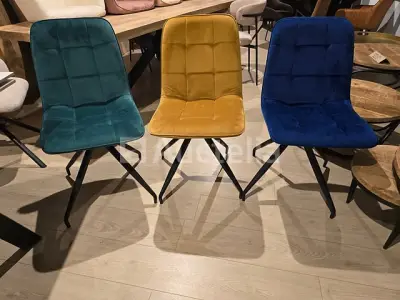 Nieuwe stoel op het terrein bestaande uit 2 blauwe 2 gele, 2 groene stoelen – kavel bij Auctelia, Meix-devant-Virton