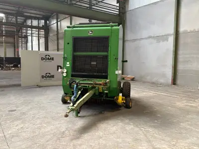 1997 John Deere 590 Getrokken ronde balenpers – kavel bij Dome Auctions, Depot Deinze