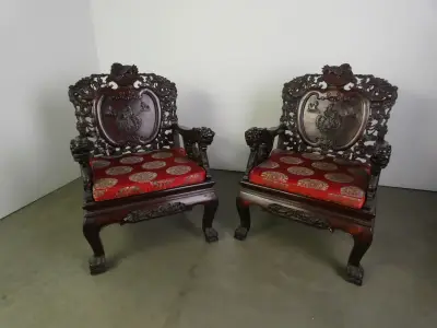 Set van 2 Chinese houten troonstoelen – rijk houtsnijwerk – kavel bij De Kringwinkel, Heverlee