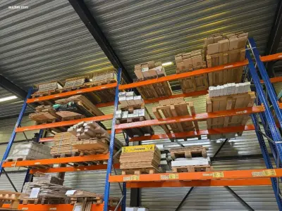 60 Paletten diverse presentaiestanden, houtrestanten, magazijninrichting – kavel bij Auctim, Kinrooi